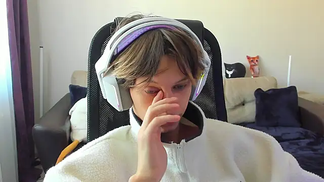 Snapshot of Ostin_meow chatting on 09-15-25, 03:50 Ostin meow online show from 09-15-25, 03:50