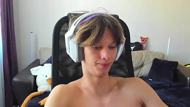 Snapshot of Ostin_meow chatting on 09-19-25, 04:47 Ostin meow online show from 09-19-25, 04:47