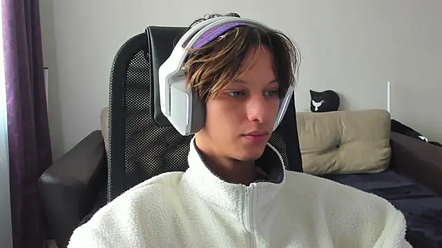 Snapshot of Ostin_meow chatting on 09-22-25, 06:37 Ostin meow online show from 09-22-25, 06:37