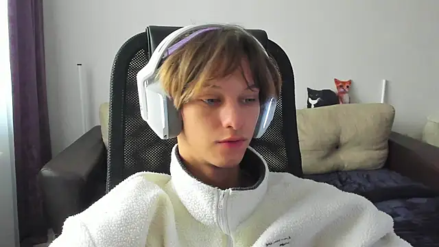 Snapshot of Ostin_meow chatting on 09-29-25, 05:23 Ostin meow online show from 09-29-25, 05:23