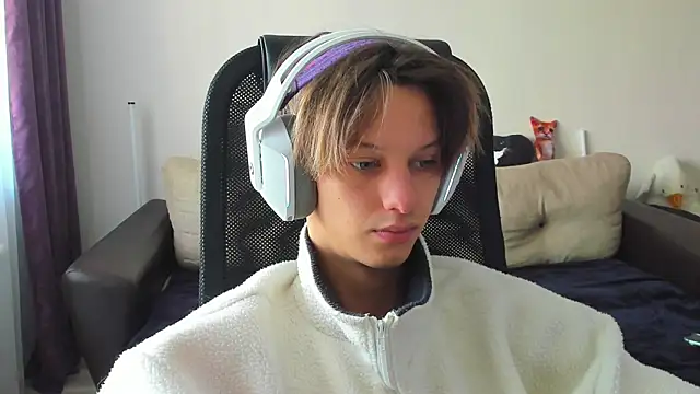 Snapshot of Ostin_meow chatting on 10-03-25, 08:22 Ostin meow online show from 10-03-25, 08:22