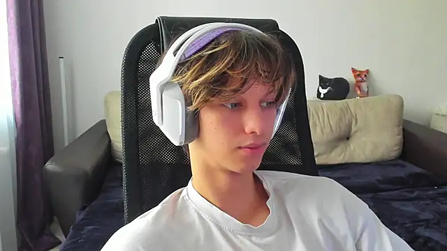 Snapshot of Ostin_meow chatting on 10-10-25, 08:35 Ostin meow online show from 10-10-25, 08:35