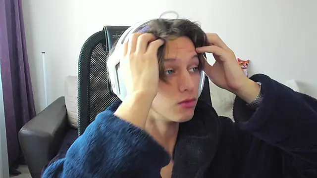 Snapshot of Ostin_meow chatting on 10-15-25, 07:41 Ostin meow online show from 10-15-25, 07:41