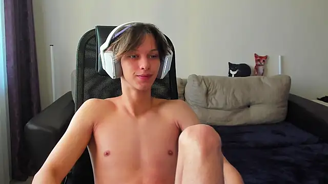 Snapshot of Ostin_meow chatting on 10-21-25, 10:27 Ostin meow online show from 10-21-25, 10:27