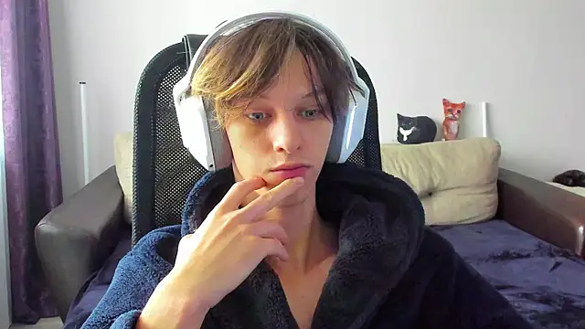 Snapshot of Ostin_meow chatting on 10-22-25, 06:35 Ostin meow online show from 10-22-25, 06:35