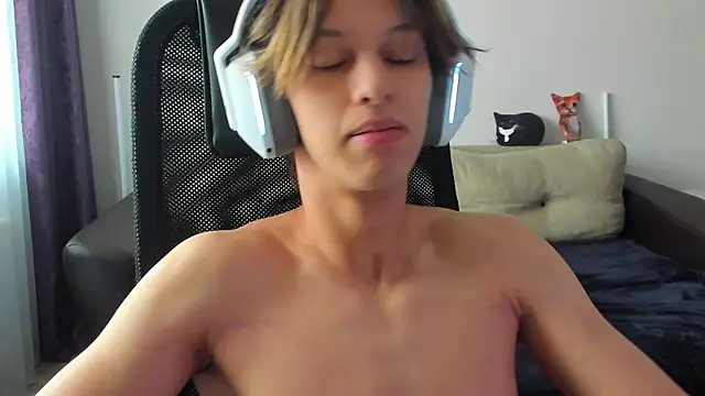 Snapshot of Ostin_meow chatting on 10-23-25, 04:01 Ostin meow online show from 10-23-25, 04:01