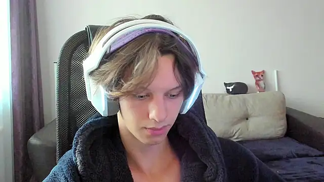 Snapshot of Ostin_meow chatting on 10-25-25, 10:45 Ostin meow online show from 10-25-25, 10:45