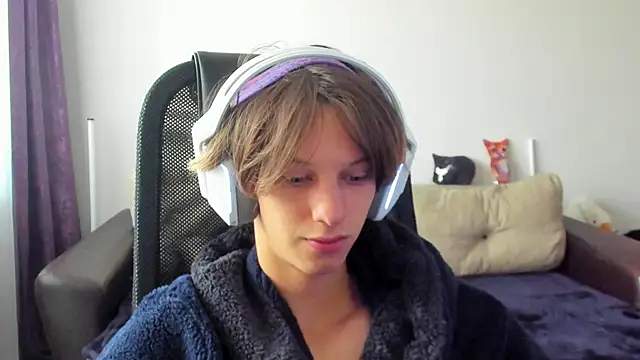 Snapshot of Ostin_meow chatting on 10-28-25, 07:45 Ostin meow online show from 10-28-25, 07:45