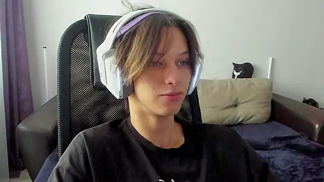 Snapshot of Ostin_meow chatting on 11-15-25, 07:27 Ostin meow online show from 11-15-25, 07:27