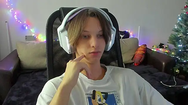 Snapshot of Ostin_meow chatting on 12-02-25, 08:30 Ostin meow online show from 12-02-25, 08:30