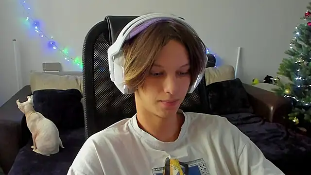 Snapshot of Ostin_meow chatting on 12-05-25, 05:49 Ostin meow online show from 12-05-25, 05:49