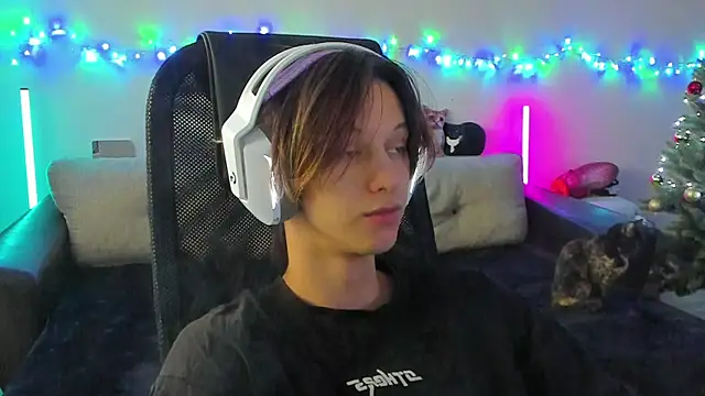 Snapshot of Ostin_meow chatting on 12-15-25, 06:39 Ostin meow online show from 12-15-25, 06:39