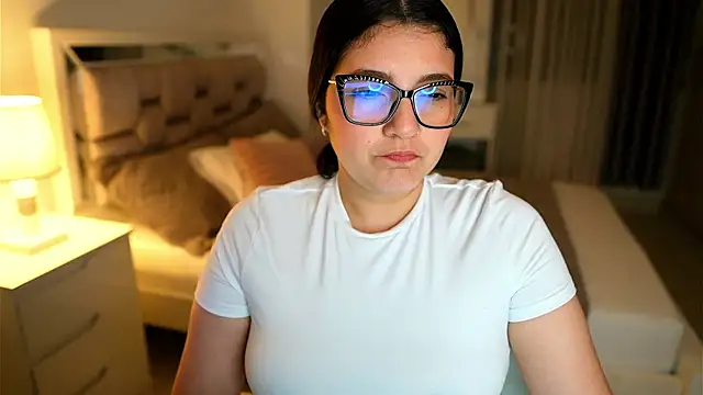 Snapshot of Camilaa_bueno chatting on 12-20-25, 11:23 Camilaa bueno online show from 12-20-25, 11:23