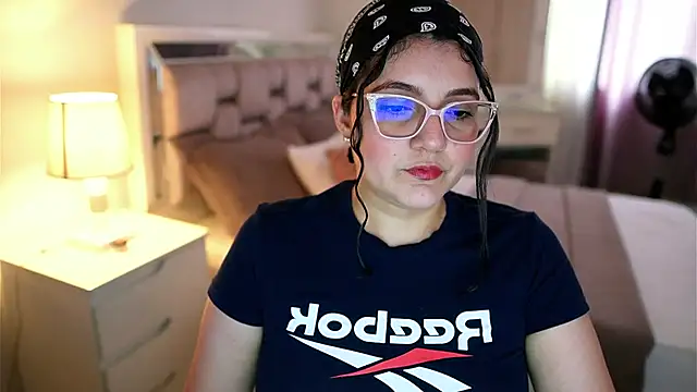 Snapshot of Camilaa_bueno chatting on 02-15-26, 09:33 Camilaa bueno online show from 02-15-26, 09:33