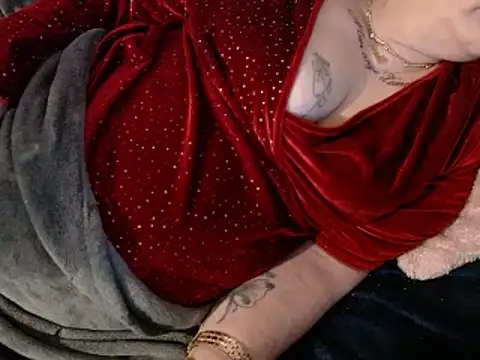 Snapshot of housewife_shantie chatting on 02-15-25, 03:52 housewife shantie online show from 02-15-25, 03:52