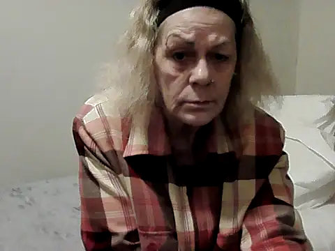 housewife shantie online show from 11-04-25, 07:07