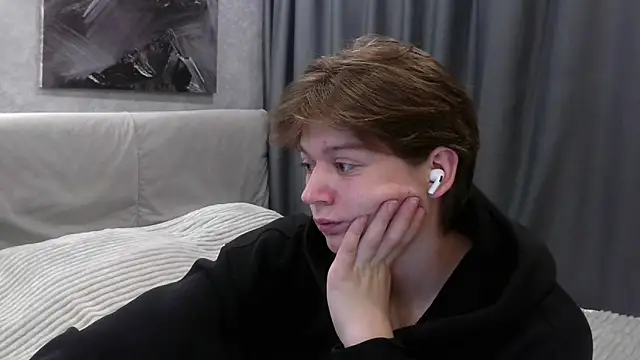 Snapshot of W_N_G_S chatting on 09-23-25, 10:13 W N G S online show from 09-23-25, 10:13
