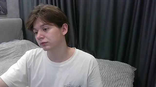 Snapshot of W_N_G_S chatting on 10-16-25, 10:11 W N G S online show from 10-16-25, 10:11