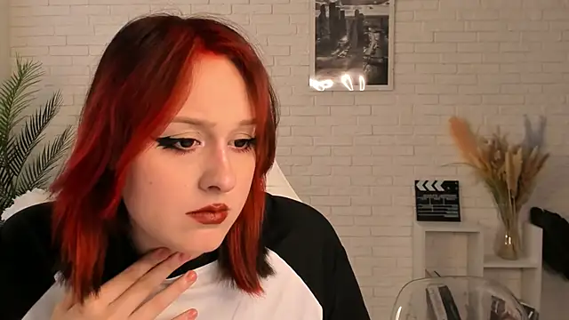 Snapshot of EdlaHatter chatting on 12-04-24, 06:44 EdlaHatter online show from 12-04-24, 06:44