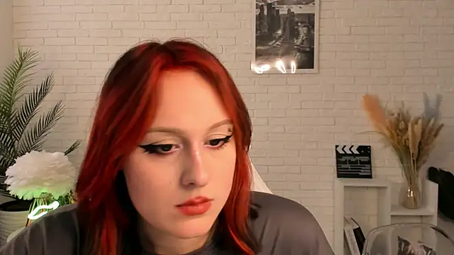 Snapshot of EdlaHatter chatting on 12-04-24, 09:51 EdlaHatter online show from 12-04-24, 09:51