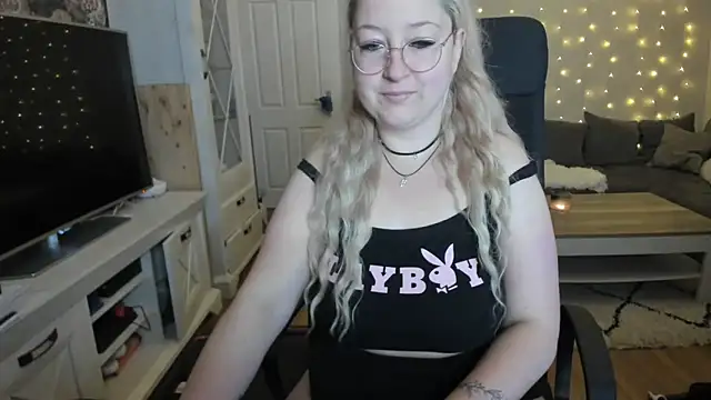 Snapshot of Lillyloo_ chatting on 10-06-25, 03:48 Lillyloo online show from 10-06-25, 03:48