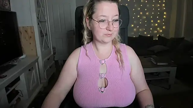 Snapshot of Lillyloo_ chatting on 11-08-25, 07:56 Lillyloo online show from 11-08-25, 07:56