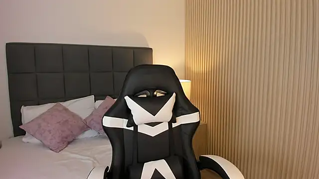 Snapshot of aurora_johnson_ chatting on 12-21-24, 03:31 aurora johnson  online show from 12-21-24, 03:31