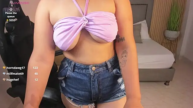 Snapshot of aurora_johnson_ chatting on 01-11-25, 08:43 aurora johnson  online show from 01-11-25, 08:43