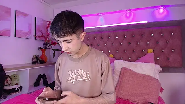 Snapshot of Noah_Xitruxx chatting on 10-15-25, 12:38 Noah Xitruxx online show from 10-15-25, 12:38