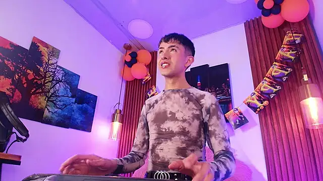 Snapshot of Noah_Xitruxx chatting on 10-29-25, 02:58 Noah Xitruxx online show from 10-29-25, 02:58