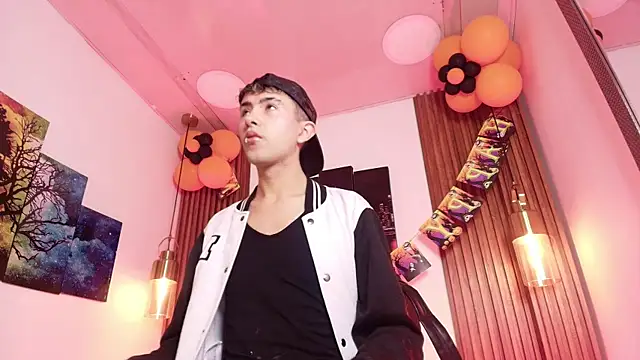 Snapshot of Noah_Xitruxx chatting on 10-31-25, 02:45 Noah Xitruxx online show from 10-31-25, 02:45