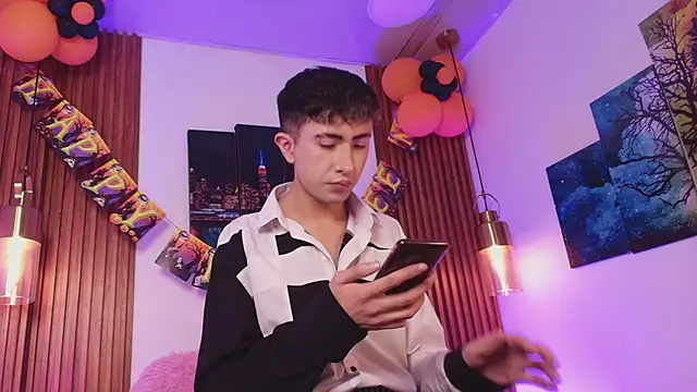 Snapshot of Noah_Xitruxx chatting on 11-03-25, 02:57 Noah Xitruxx online show from 11-03-25, 02:57