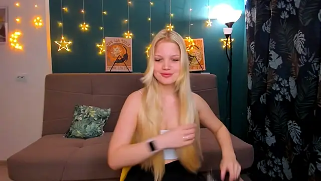 Snapshot of Xloe_Queen chatting on 01-28-25, 02:10 Xloe Queen online show from 01-28-25, 02:10