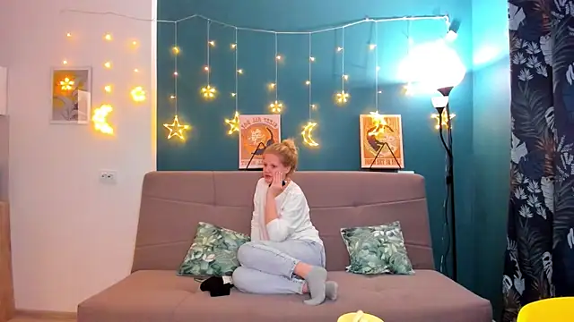 Snapshot of Xloe_Queen chatting on 02-25-25, 02:33 Xloe Queen online show from 02-25-25, 02:33