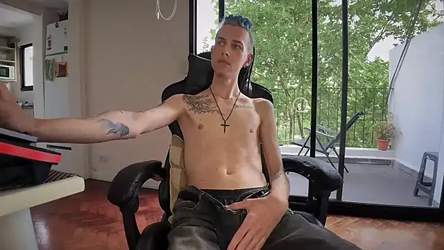 Snapshot of Den_BlueXx chatting on 11-18-25, 08:02 Den BlueXx online show from 11-18-25, 08:02