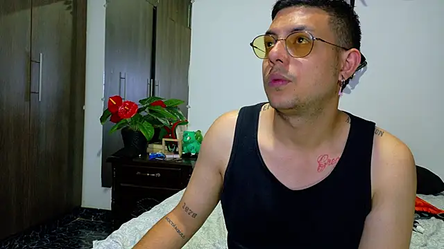 Snapshot of Nymphobuddies chatting on 12-17-24, 10:11 Nymphobuddies online show from 12-17-24, 10:11