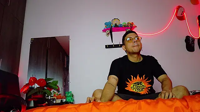 Snapshot of Nymphobuddies chatting on 01-20-25, 06:21 Nymphobuddies online show from 01-20-25, 06:21