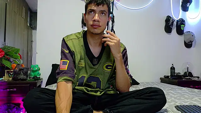 Snapshot of Nymphobuddies chatting on 01-23-25, 04:09 Nymphobuddies online show from 01-23-25, 04:09