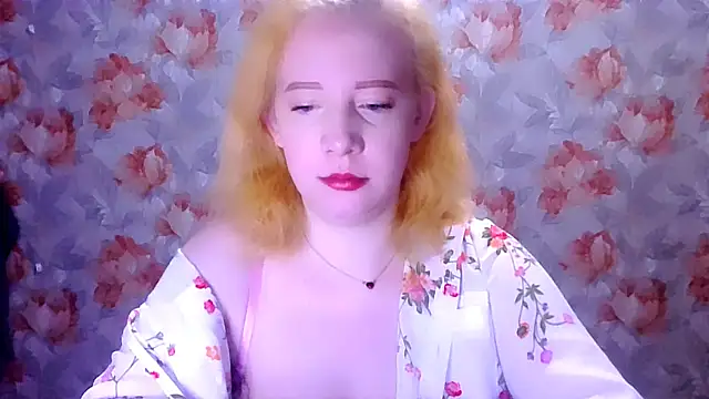 Snapshot of MelxMellie chatting on 05-08-26, 12:05 MelxMellie online show from 05-08-26, 12:05