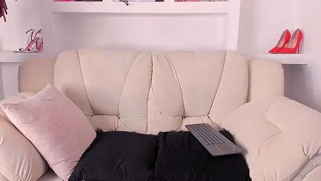 Snapshot of Radiant_Naomi chatting on 12-16-25, 12:32 Radiant Naomi online show from 12-16-25, 12:32