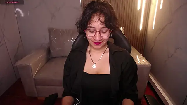 Lili Gomez  online show from 11-21-25, 01:43