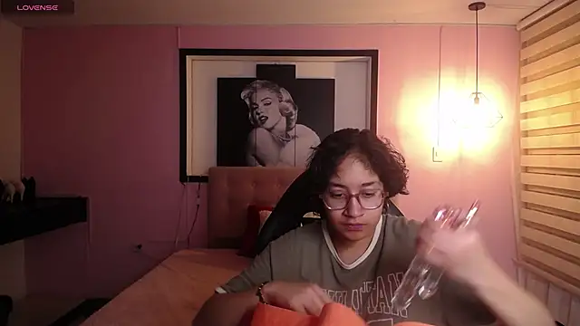 Lili Gomez  online show from 11-25-25, 01:44