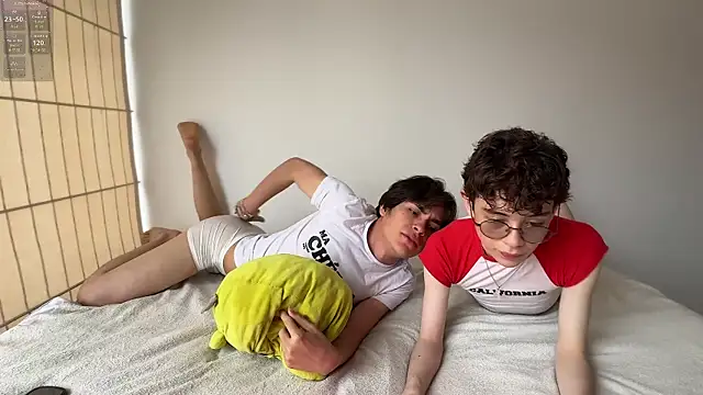 Snapshot of mapleg chatting on 10-12-25, 05:23 mapleg online show from 10-12-25, 05:23