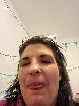 Snapshot of Neveah6 chatting on 12-29-24, 08:00 Neveah6 online show from 12-29-24, 08:00