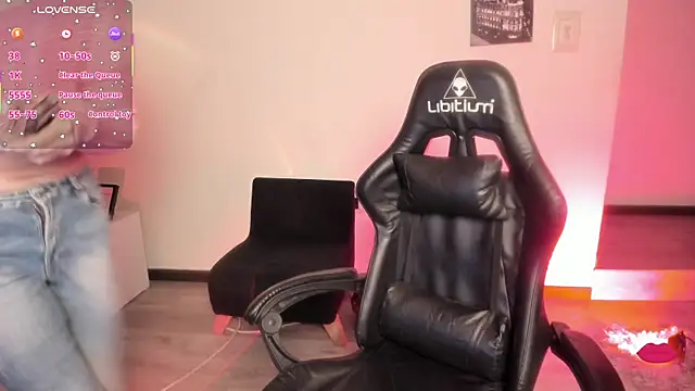 Aurora Hotson online show from 09-22-25, 01:18