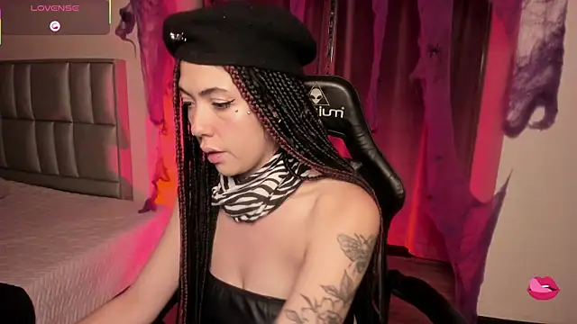 Aurora Hotson online show from 10-08-25, 01:03