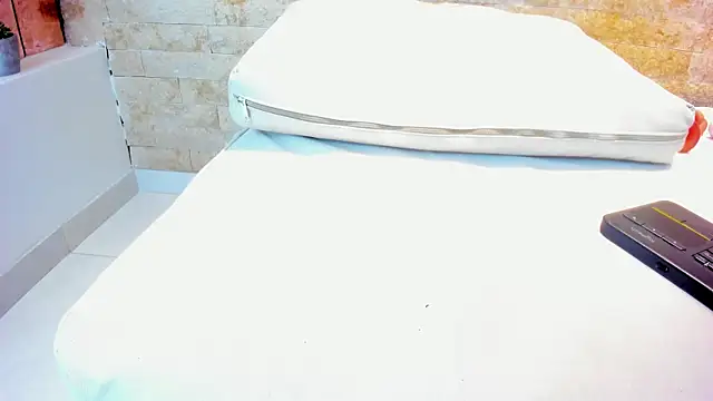 Snapshot of mia_roldan_ chatting on 01-14-25, 11:48 mia roldan online show from 01-14-25, 11:48