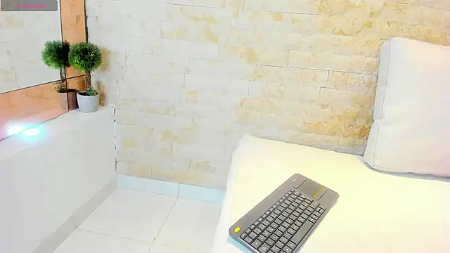 Snapshot of mia_roldan_ chatting on 02-15-25, 07:39 mia roldan online show from 02-15-25, 07:39