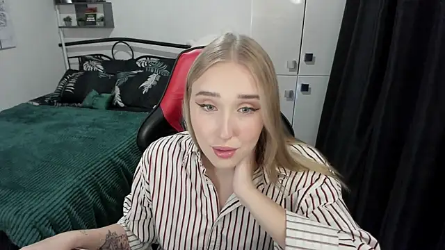 Snapshot of LinaTruly chatting on 09-17-25, 08:54 LinaTruly online show from 09-17-25, 08:54