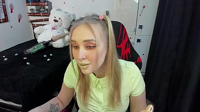 Snapshot of LinaTruly chatting on 10-30-25, 09:37 LinaTruly online show from 10-30-25, 09:37